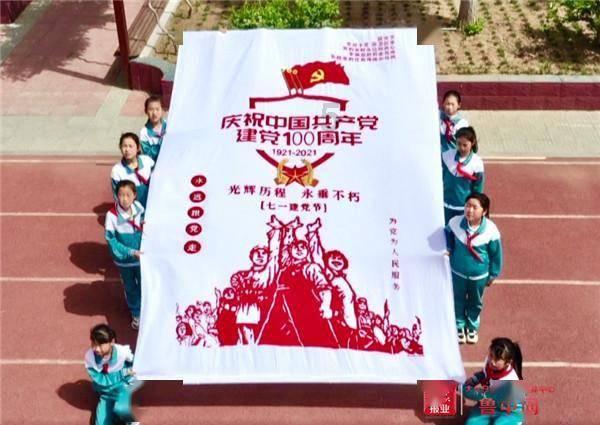 近日，新区巡特警大队执勤队员巡逻至新区大