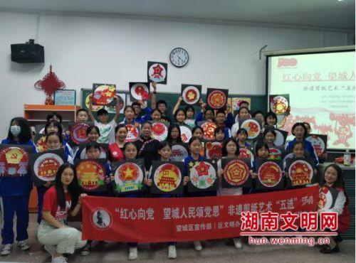 大雪天里两姐妹驾车被困 湘乡市中沙镇积极救援显担当